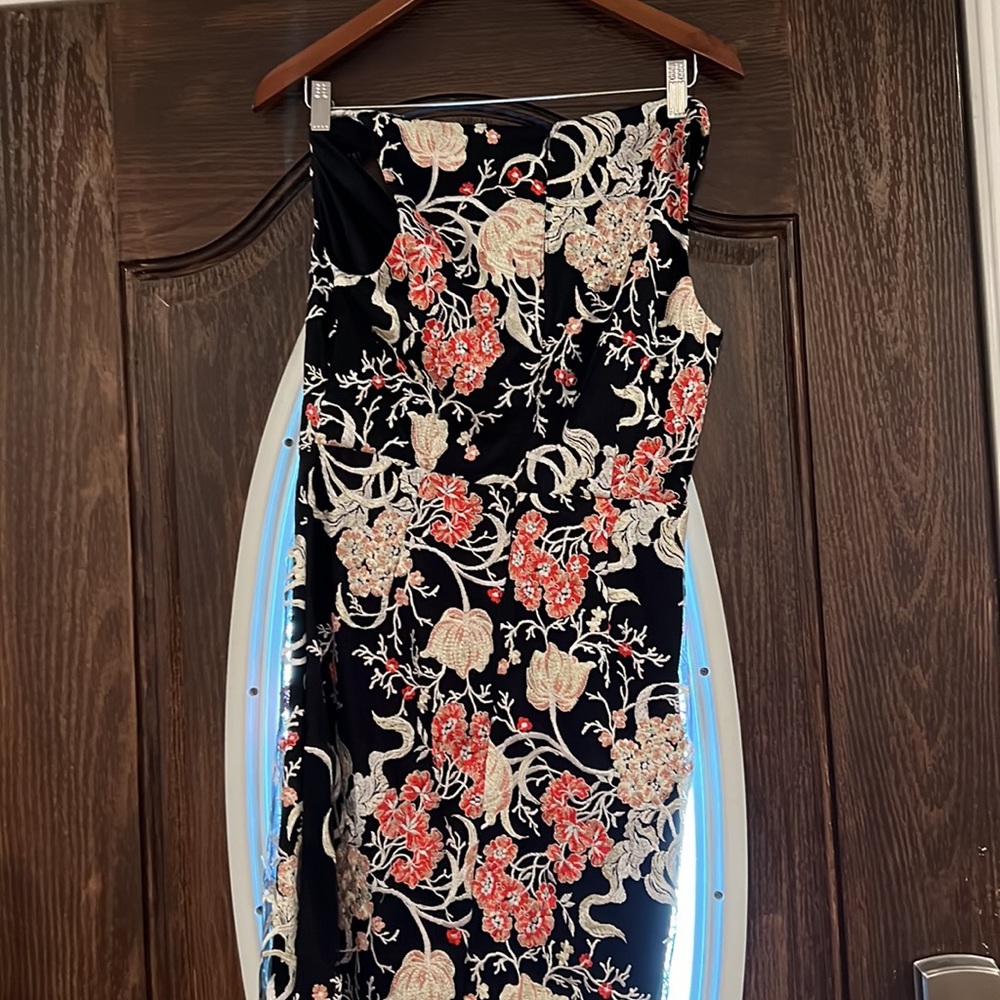 Beautiful dress - Picture 3 of 7